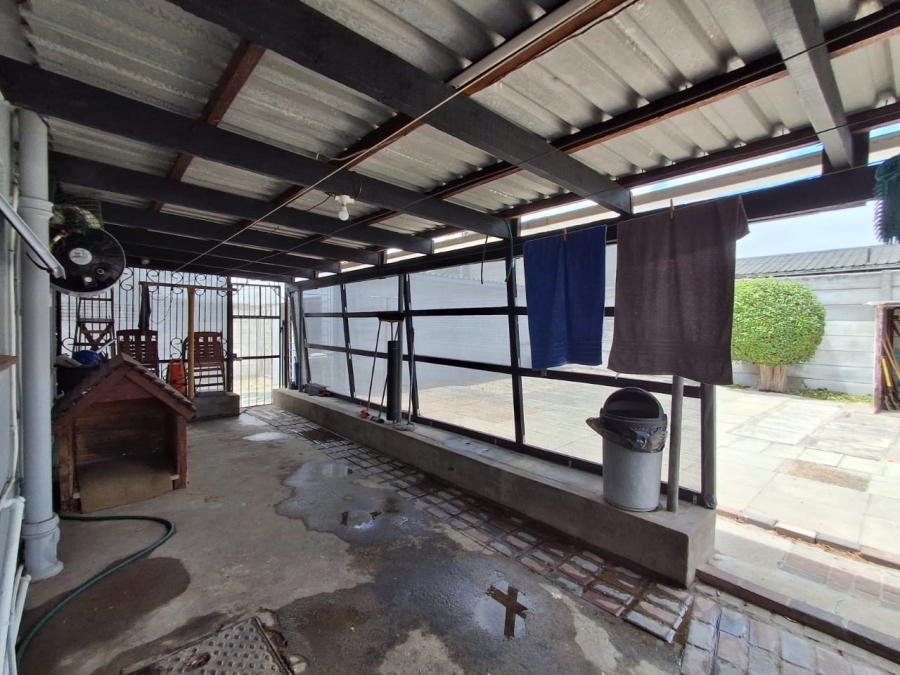 To Let 3 Bedroom Property for Rent in Churchill Estate Western Cape